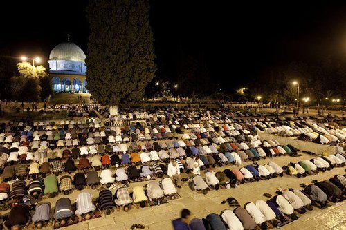 palestinian-muslims-pray-taraweeh-at-the-al-aqsa-compound-in-jerusalem-ramadan-2012