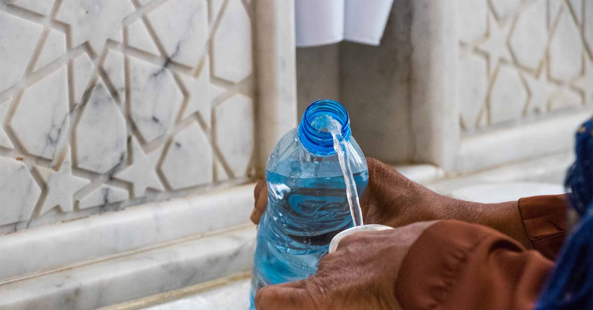 Пить воду в исламе. Замзам суви. Мусульманская вода. Халяльная вода. Zam zam вода.